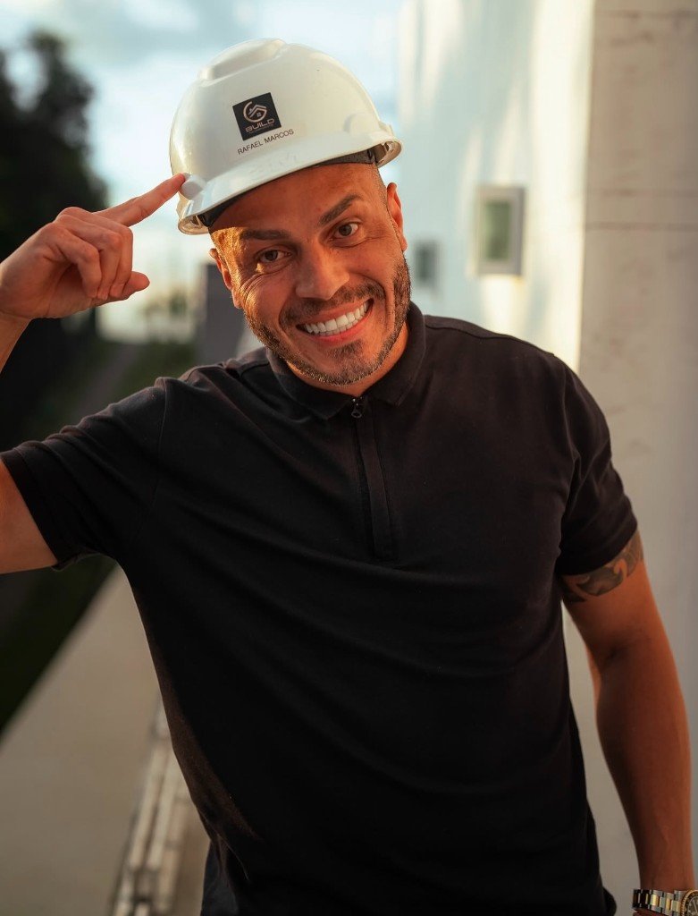Rafael Marcos, fundador da Build, com capacete em ambiente de obra.